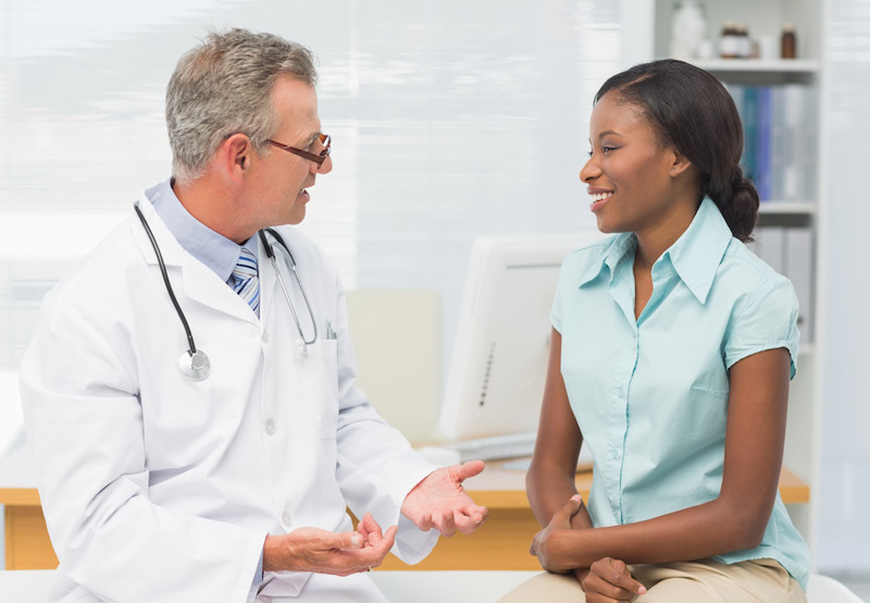 Doctor-consulting-patient-on-the-benefits-of-injections