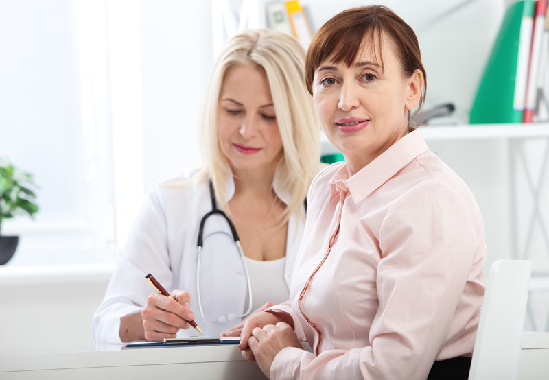 Doctor-examining-patient-before-fillers